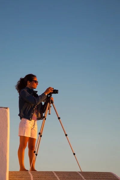 Femme prenant une photo de la mer Égée — Photo