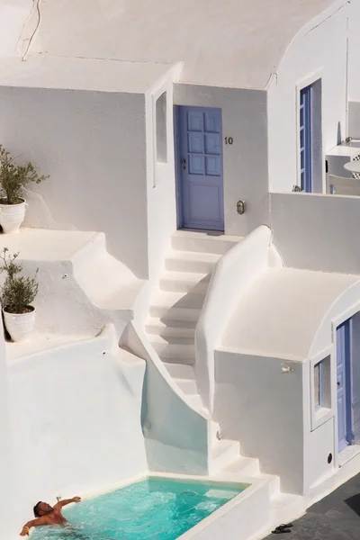 Hombre en una piscina en Santorini —  Fotos de Stock