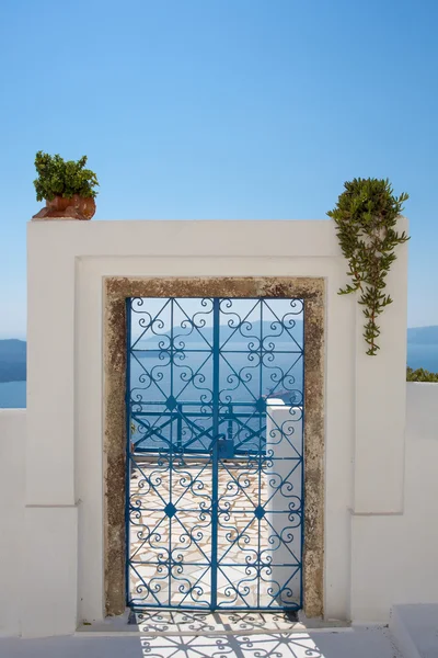 Puerta de entrada de una casa en Santorini — Foto de Stock