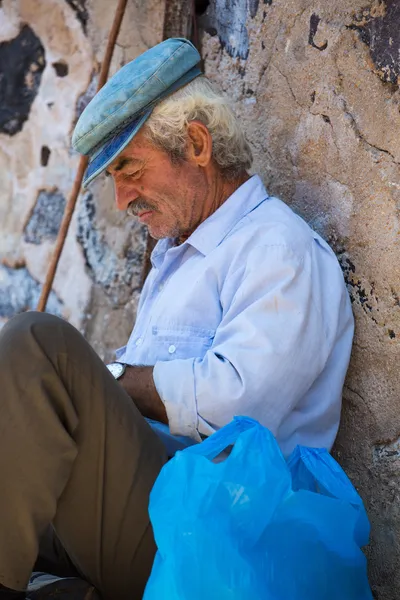 Man sitting quietly against a wall and protecting himself from t — Stock Photo, Image