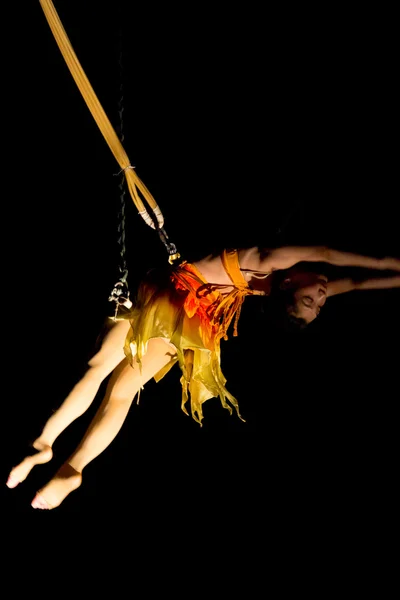 Акробатка в действии в цирке — стоковое фото