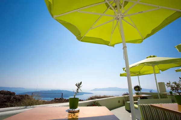 Green umbrellas and peaceful sea — Stock Photo, Image