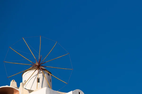 Moinho de vento tradicional em Oia, Santorini — Fotografia de Stock
