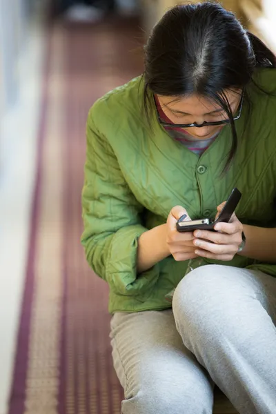 Frau schreibt SMS im Zug lhasa - shanghai — Stockfoto