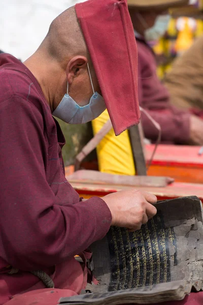 Mönch liest und studiert ein traditionelles Buch — Stockfoto