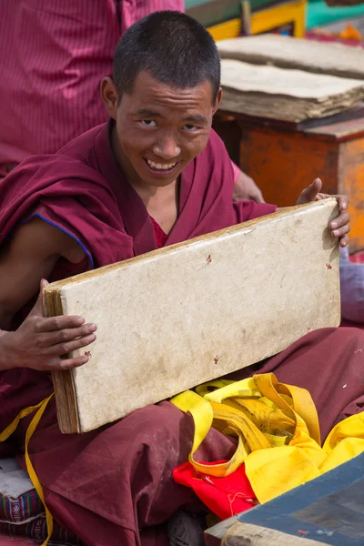 Mönch liest und studiert ein traditionelles Buch — Stockfoto
