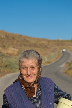 eski geleneksel Yunan kadın Yunanistan tatlı bir gülümseme ile yürüme