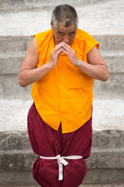 Tibetanske munker ber på Boudhanath Stupa – stockfoto