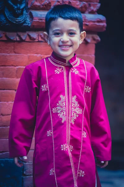 Niño posando en ropa tradicional en nepal —  Fotos de Stock