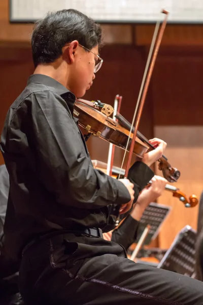 Violonista tocando en un concierto de música clásica, China — Foto de Stock