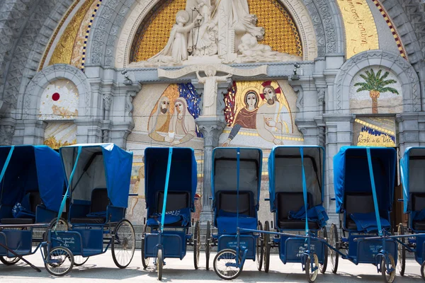 Préstamos de sillas de ruedas azules frente a la iglesia dentro del Sanc — Foto de Stock