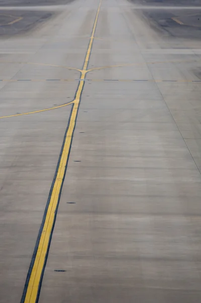 Línea amarilla en la pista de aterrizaje en Shanghai Aeropuerto — Foto de Stock