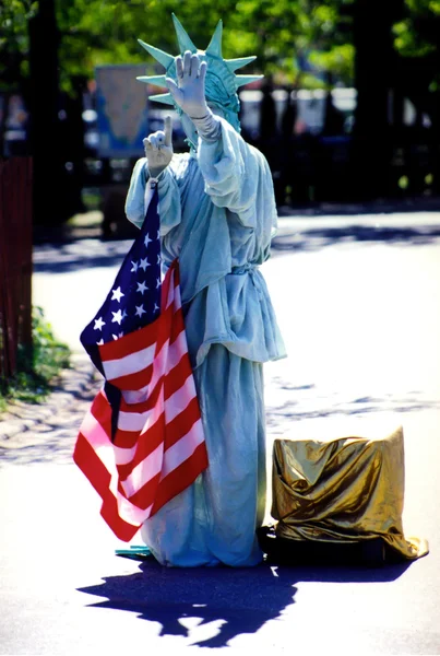 Костюмированная женщина, играющая статую свободы — стоковое фото