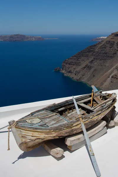 Décoration de vieux bateaux de pêche à Santorin — Photo