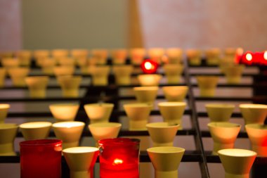 lourdes adlı bir kilisede mum yakma