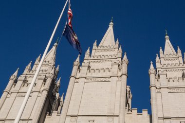 salt lake City açık mavi gökyüzü ile Mormon Kilisesi