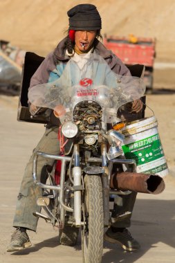 Tibet işçi Tibet kırık yerel Çinli motosiklet sürüş