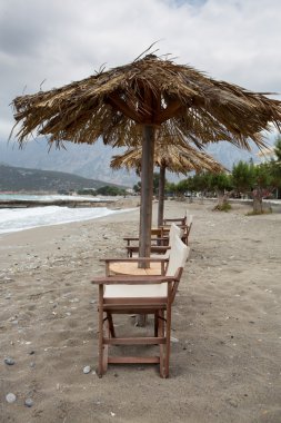 Girit, sahilinde yer alan boş plaj donanımları