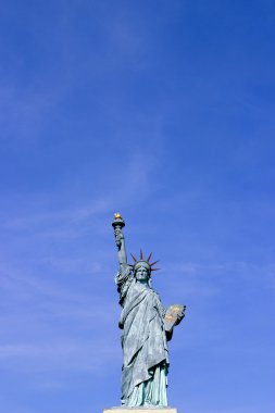 Açık mavi gökyüzü ile Paris Özgürlük heykeli