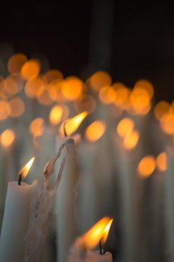 lourdes kilise içinde yanan mumlar