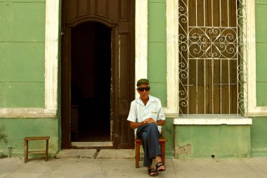 İhtiyar oturan ve puro tri City ile poz poz