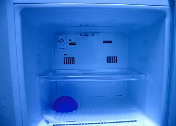 インテリアと空の青冷蔵庫 — ストック写真