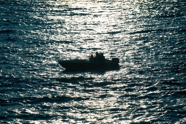 Personas en un barco al atardecer en el mar Mediterráneo — Foto de Stock