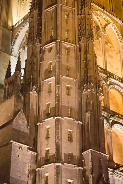 Бурж собору на ніч, яка є римо-католицький стиль archi — стокове фото