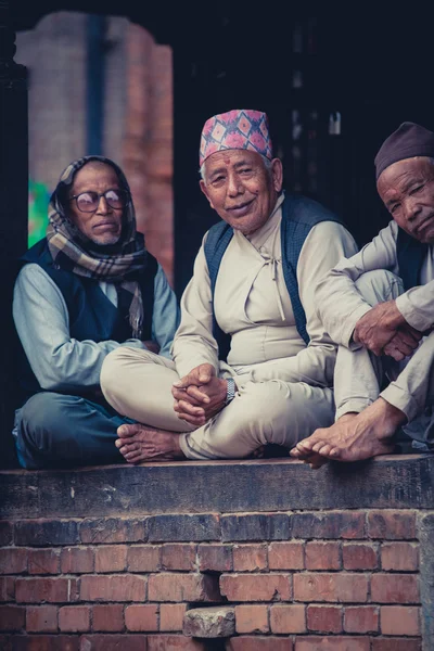 Uomini che indossano l'abito tradizionale nepalese nella città vecchia di B — Foto Stock