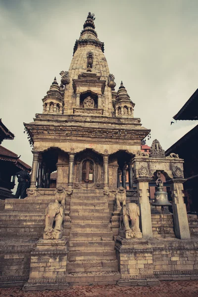 Templo en Bhaktapur al final de la tarde con esculturas de elefantes —  Fotos de Stock