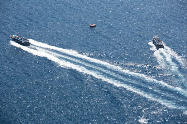 Dos pequeñas embarcaciones de ferry en el mar Egeo en Santorini —  Fotos de Stock