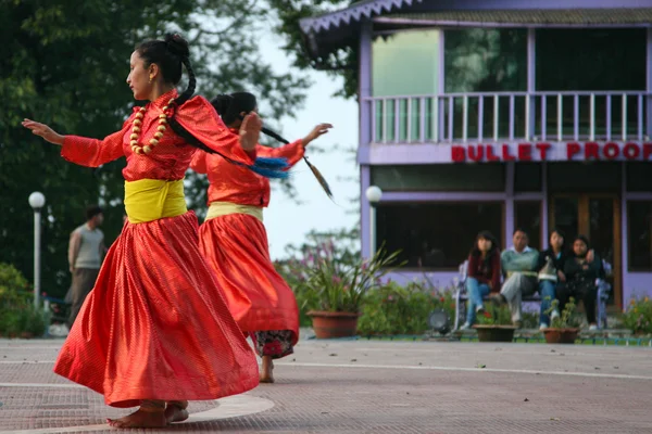 Mujeres no identificadas vestidas de rojo bailando en India —  Fotos de Stock