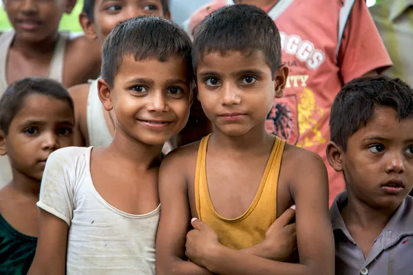 Grupo de meninos indianos alegres posando na frente da câmera em I — Fotografia de Stock