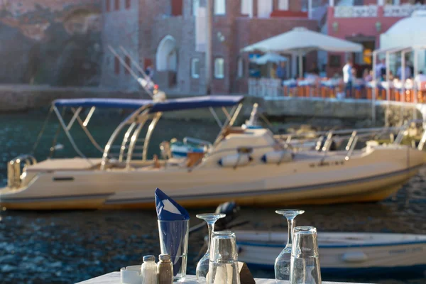 Fechar uma mesa de jantar vestida em Santorini — Fotografia de Stock