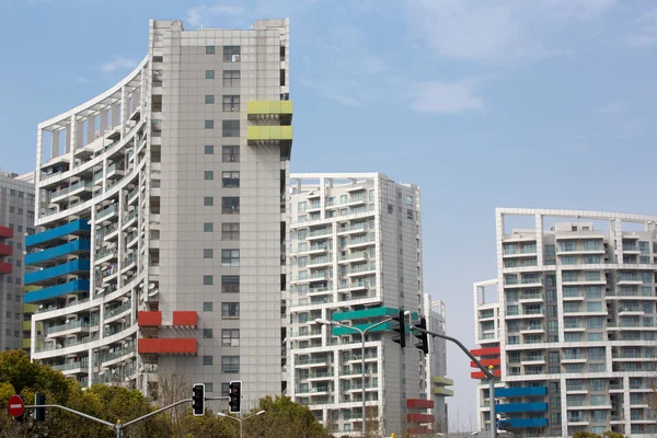 Vit bostadshus med färgade balkonger i pudong — Stockfoto
