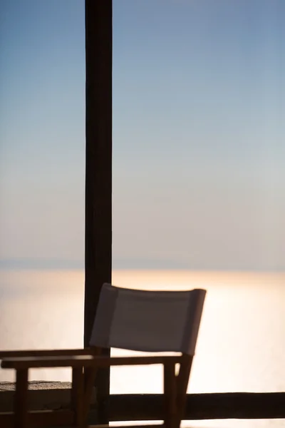 Beyaz sandalye bir tatil yakın çekim — Stok fotoğraf