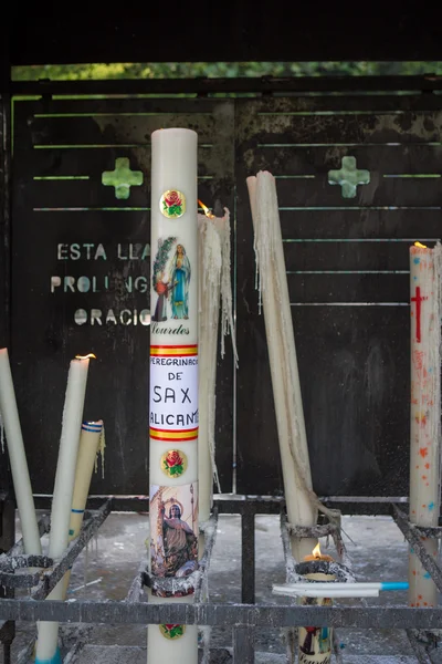 Candele accese in una chiesa di Lourdes — Foto Stock