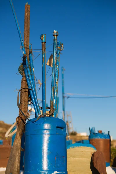 Bomba dipinta di blu e tubi sulla Grecia — Foto Stock