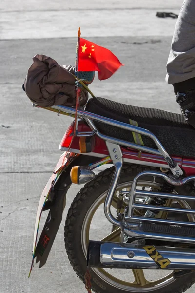 Drapeau communiste derrière un vélo — Photo