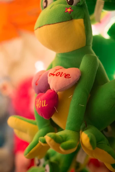 Lovely green frog with love-harts in toy-store in Bourges — Stock Photo, Image