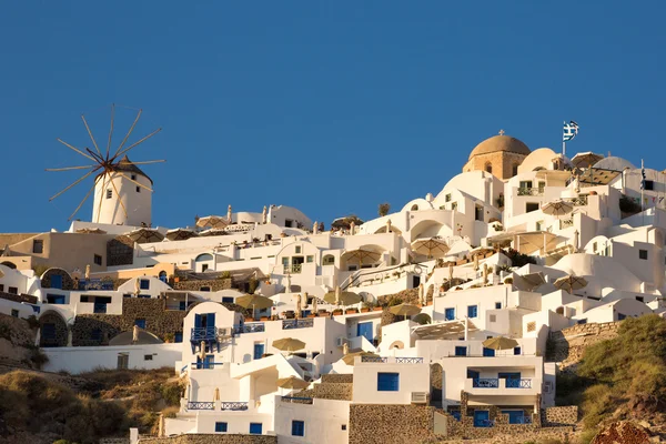 Windmühle und verschiedene Hotels in oia — Stockfoto