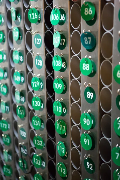 bir duvarda yeşil yinelenen sayılar