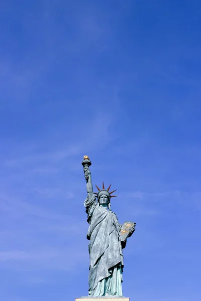 Statue of Liberty in Paris with a clear blue sky — Stock Photo, Image