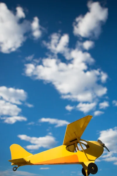 Vecchio aeroplano giallo — Foto Stock