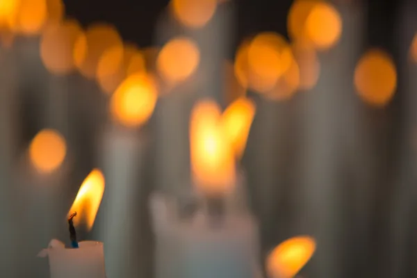 lourdes kilise içinde yanan mumlar