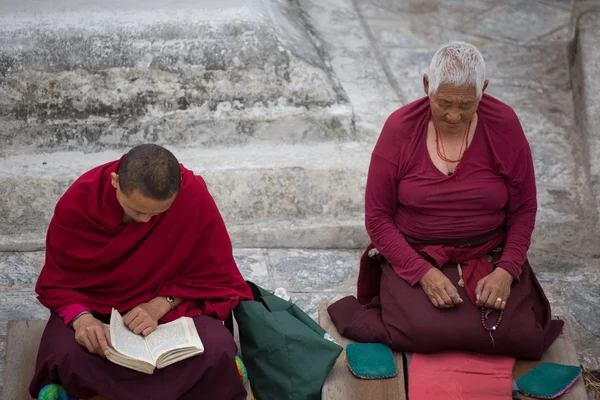 Tibetan women monk praying at the Boudhanath Stupa — Stock Photo, Image