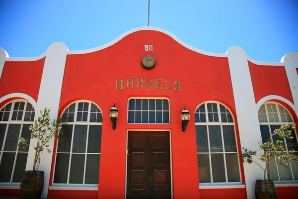 Casa rossa casa tradizionale con un cielo blu a Luderitz — Foto Stock