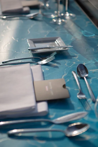 Lege gekleed blauwe tafel in een restaurant — Stockfoto