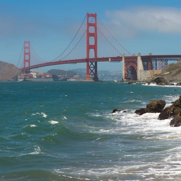 Super tanker går under golden gate-bron, san francisco 2 — Stockfoto