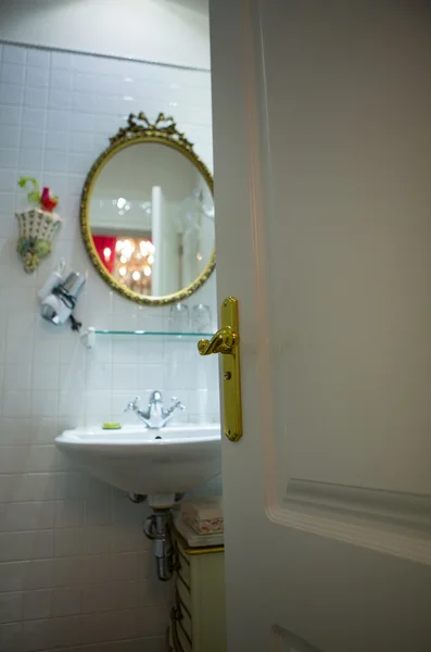 Cuarto de baño vintage en una casa tradicional en Barcelona —  Fotos de Stock